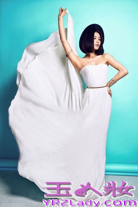 刘诗诗为某杂志拍摄的夏日气场大片曝光。蓝裙飘逸，白裙飞扬，粉裙俏丽，刘诗诗气场强大展现率性真我，游走于女孩和御姐之间，女神范儿十足。