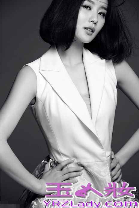 刘诗诗为某杂志拍摄的夏日气场大片曝光。蓝裙飘逸，白裙飞扬，粉裙俏丽，刘诗诗气场强大展现率性真我，游走于女孩和御姐之间，女神范儿十足。