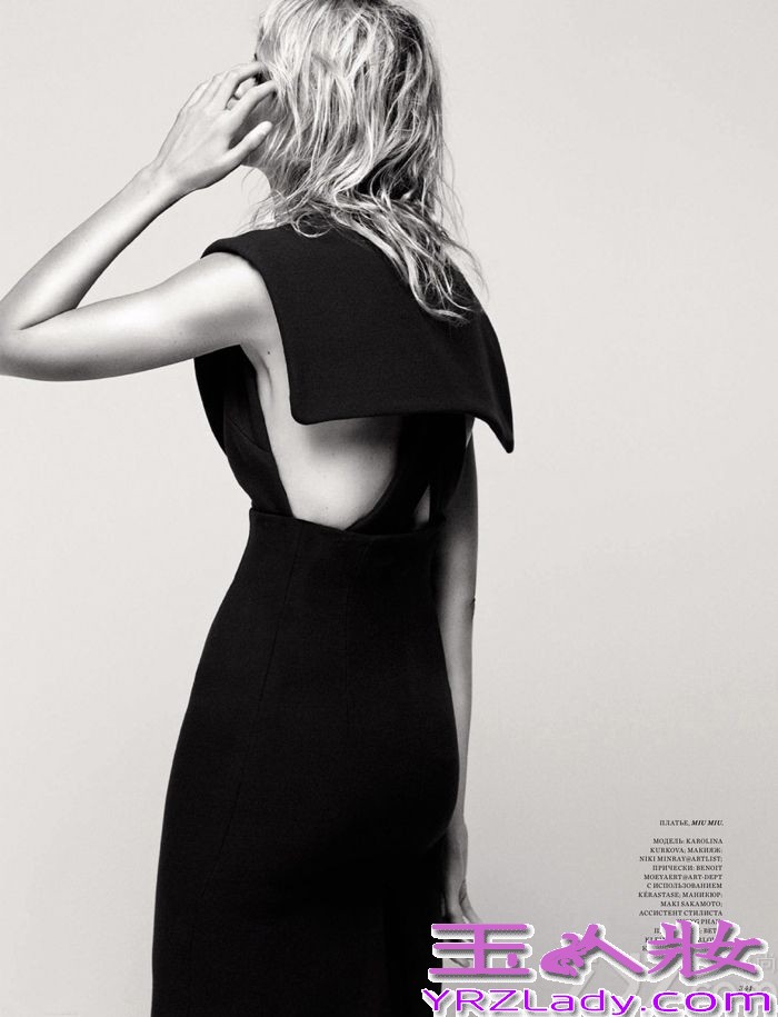 捷克超模卡罗莱娜·科库娃（Karolina Kurkova）《时尚芭莎》（Harper’s Bazaar）杂志俄罗斯版2013年9月刊杂志封面黑白写真，由摄影师大卫·罗默（Did Roemer）执镜。用白色和黑色来代表“光明与黑暗”是最恰当不过的了，这两种强烈的色彩对比，往往是秋季最经典的组合。