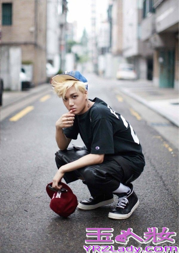 EXO的新曲推出，《Growl》与《狼与美女》的强烈深情的表演方式不同，展现出全新的风格，与此同时，为宣传新曲造势，拍摄一组新的写真集，全体成员帅气出镜，抢占你的视野，令你失声尖叫哦！