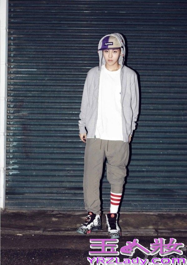 EXO的新曲推出，《Growl》与《狼与美女》的强烈深情的表演方式不同，展现出全新的风格，与此同时，为宣传新曲造势，拍摄一组新的写真集，全体成员帅气出镜，抢占你的视野，令你失声尖叫哦！