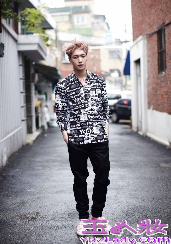 EXO的新曲推出，《Growl》与《狼与美女》的强烈深情的表演方式不同，展现出全新的风格，与此同时，为宣传新曲造势，拍摄一组新的写真集，全体成员帅气出镜，抢占你的视野，令你失声尖叫哦！