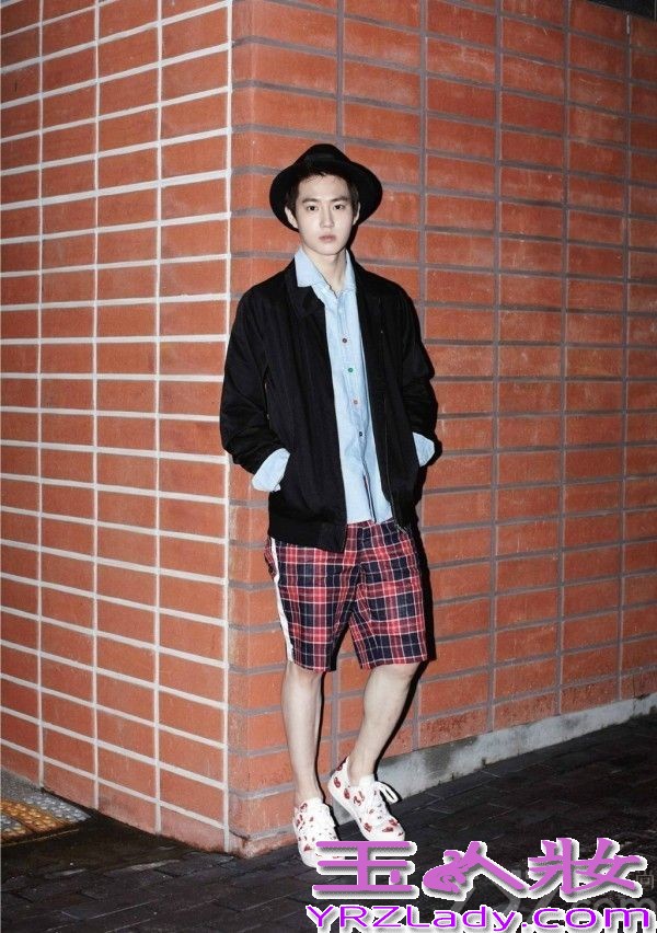 EXO的新曲推出，《Growl》与《狼与美女》的强烈深情的表演方式不同，展现出全新的风格，与此同时，为宣传新曲造势，拍摄一组新的写真集，全体成员帅气出镜，抢占你的视野，令你失声尖叫哦！