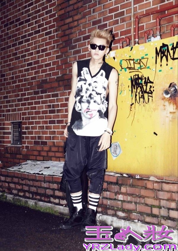 EXO的新曲推出，《Growl》与《狼与美女》的强烈深情的表演方式不同，展现出全新的风格，与此同时，为宣传新曲造势，拍摄一组新的写真集，全体成员帅气出镜，抢占你的视野，令你失声尖叫哦！