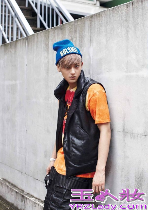 EXO的新曲推出，《Growl》与《狼与美女》的强烈深情的表演方式不同，展现出全新的风格，与此同时，为宣传新曲造势，拍摄一组新的写真集，全体成员帅气出镜，抢占你的视野，令你失声尖叫哦！