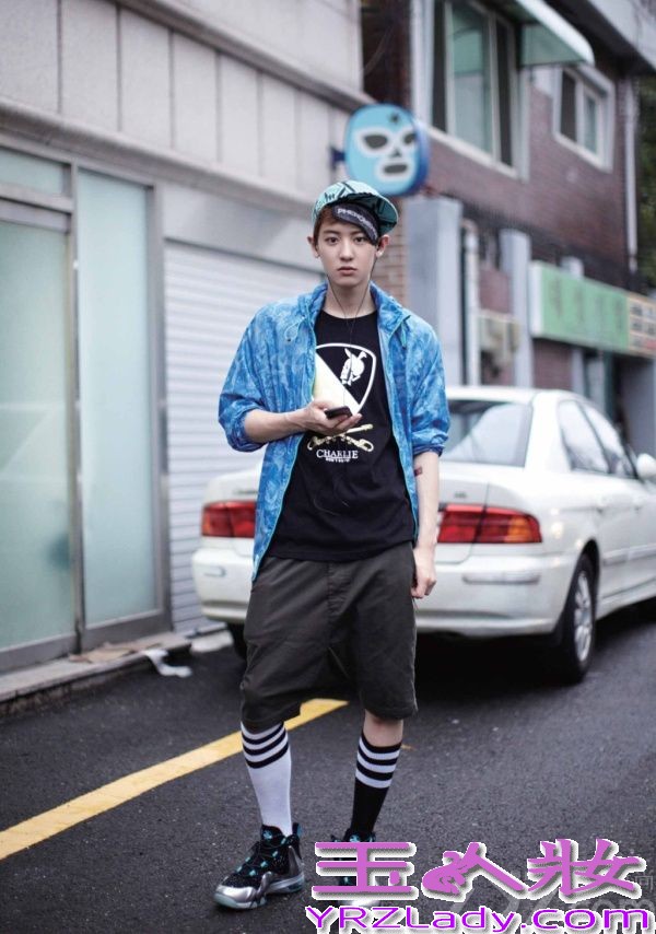 EXO的新曲推出，《Growl》与《狼与美女》的强烈深情的表演方式不同，展现出全新的风格，与此同时，为宣传新曲造势，拍摄一组新的写真集，全体成员帅气出镜，抢占你的视野，令你失声尖叫哦！