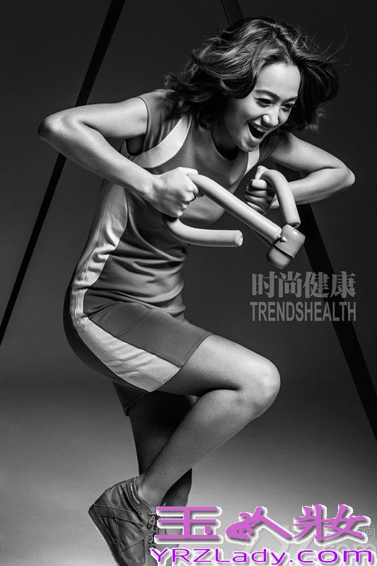 从《时尚健康》、《时尚生活家》、《精品购物指南》和《优享生活家》不约而同地对朱丹表示青睐，就知道这个刚刚宣布转站演艺界的女主持已完全蜕变成“时尚新贵”，有时成熟优雅、有时活力跳跃、有时迷幻性感……《@妇产科》和《一又二分之一的夏天》两剧同拍，近日朱丹忙得不亦乐乎。跳出“主持人”这一身份的圈囿，朱丹让时尚界和娱乐圈重新认识她。据悉，在其宣布“近几年争取做个好演员”时，片约就不断呈递过来。演艺界显然对她的加入喜之不尽，而时尚界更不用提，只是坐等机会看她成熟蜕变。你看，在如今的时尚party上，清新明媚已不再是朱丹的首选或唯一选择——毕竟，熟女阶段，姐儿们拼的就是一个“高端大气”！