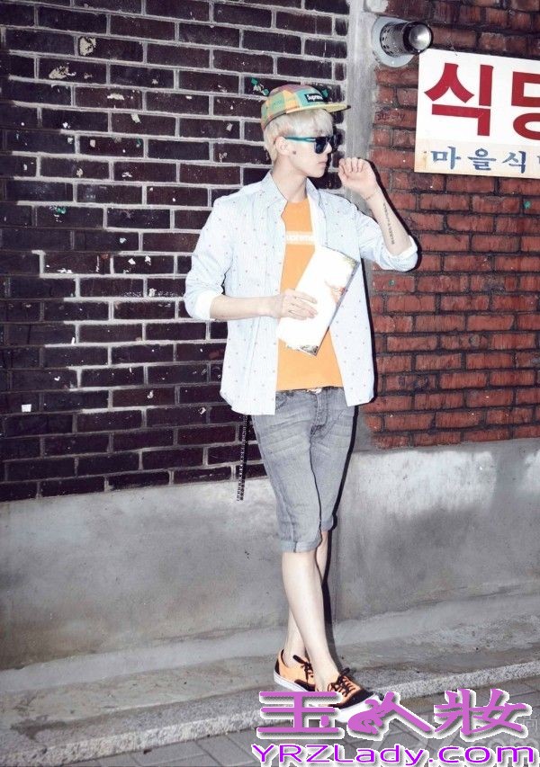 EXO的新曲推出，《Growl》与《狼与美女》的强烈深情的表演方式不同，展现出全新的风格，与此同时，为宣传新曲造势，拍摄一组新的写真集，全体成员帅气出镜，抢占你的视野，令你失声尖叫哦！