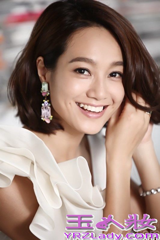 从《时尚健康》、《时尚生活家》、《精品购物指南》和《优享生活家》不约而同地对朱丹表示青睐，就知道这个刚刚宣布转站演艺界的女主持已完全蜕变成“时尚新贵”，有时成熟优雅、有时活力跳跃、有时迷幻性感……《@妇产科》和《一又二分之一的夏天》两剧同拍，近日朱丹忙得不亦乐乎。跳出“主持人”这一身份的圈囿，朱丹让时尚界和娱乐圈重新认识她。据悉，在其宣布“近几年争取做个好演员”时，片约就不断呈递过来。演艺界显然对她的加入喜之不尽，而时尚界更不用提，只是坐等机会看她成熟蜕变。你看，在如今的时尚party上，清新明媚已不再是朱丹的首选或唯一选择——毕竟，熟女阶段，姐儿们拼的就是一个“高端大气”！