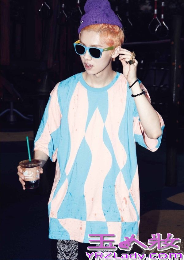 EXO的新曲推出，《Growl》与《狼与美女》的强烈深情的表演方式不同，展现出全新的风格，与此同时，为宣传新曲造势，拍摄一组新的写真集，全体成员帅气出镜，抢占你的视野，令你失声尖叫哦！