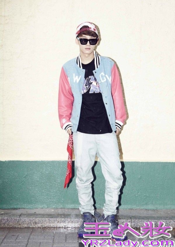 EXO的新曲推出，《Growl》与《狼与美女》的强烈深情的表演方式不同，展现出全新的风格，与此同时，为宣传新曲造势，拍摄一组新的写真集，全体成员帅气出镜，抢占你的视野，令你失声尖叫哦！