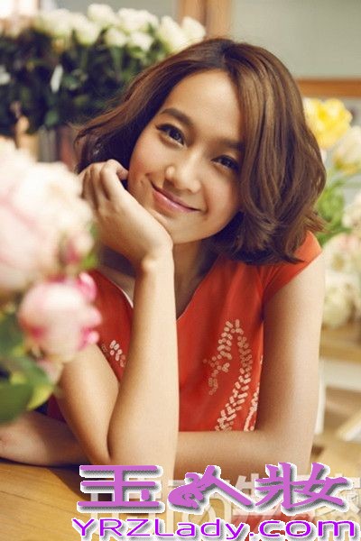 从《时尚健康》、《时尚生活家》、《精品购物指南》和《优享生活家》不约而同地对朱丹表示青睐，就知道这个刚刚宣布转站演艺界的女主持已完全蜕变成“时尚新贵”，有时成熟优雅、有时活力跳跃、有时迷幻性感……《@妇产科》和《一又二分之一的夏天》两剧同拍，近日朱丹忙得不亦乐乎。跳出“主持人”这一身份的圈囿，朱丹让时尚界和娱乐圈重新认识她。据悉，在其宣布“近几年争取做个好演员”时，片约就不断呈递过来。演艺界显然对她的加入喜之不尽，而时尚界更不用提，只是坐等机会看她成熟蜕变。你看，在如今的时尚party上，清新明媚已不再是朱丹的首选或唯一选择——毕竟，熟女阶段，姐儿们拼的就是一个“高端大气”！