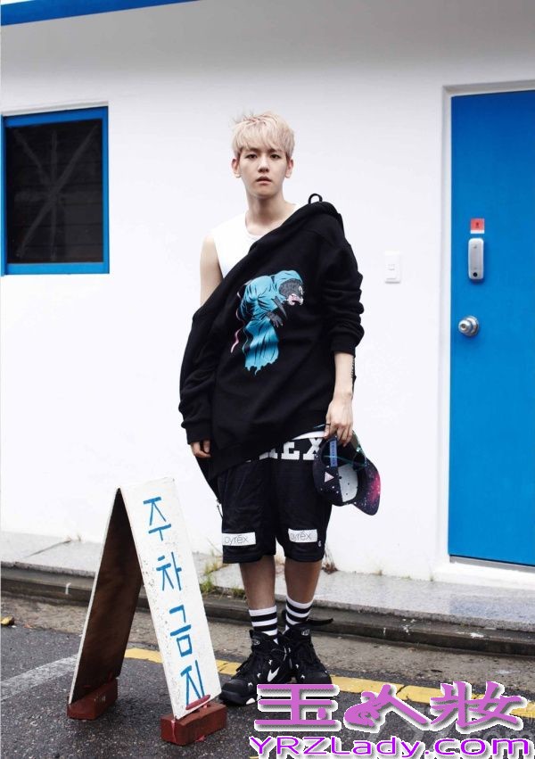 EXO的新曲推出，《Growl》与《狼与美女》的强烈深情的表演方式不同，展现出全新的风格，与此同时，为宣传新曲造势，拍摄一组新的写真集，全体成员帅气出镜，抢占你的视野，令你失声尖叫哦！