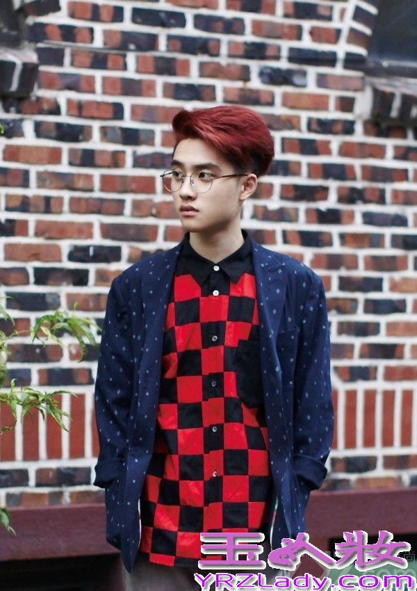 EXO的新曲推出，《Growl》与《狼与美女》的强烈深情的表演方式不同，展现出全新的风格，与此同时，为宣传新曲造势，拍摄一组新的写真集，全体成员帅气出镜，抢占你的视野，令你失声尖叫哦！