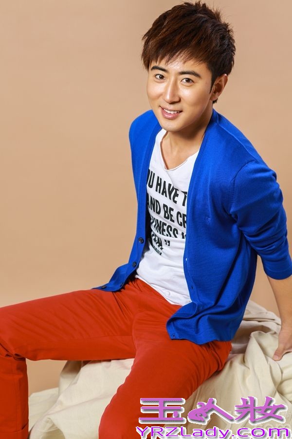 8月2日，高梓淇曝光一组时尚写真，片中高梓淇混搭风装扮，红蓝撞色搭配尽显潮男风范。电视剧《花非花雾非雾》将于8月6日在湖南卫视播出，高梓淇饰演职场型男韩力。