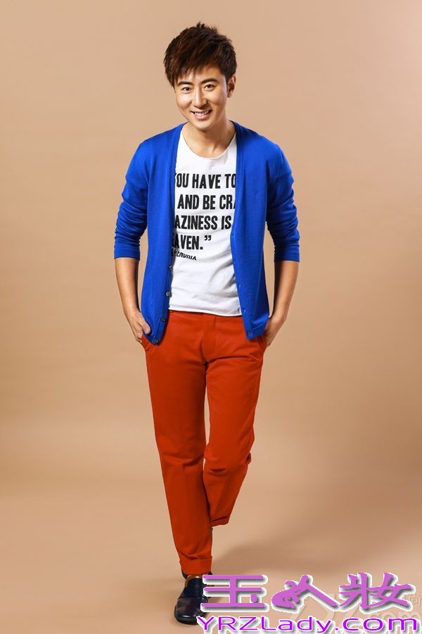 8月2日，高梓淇曝光一组时尚写真，片中高梓淇混搭风装扮，红蓝撞色搭配尽显潮男风范。电视剧《花非花雾非雾》将于8月6日在湖南卫视播出，高梓淇饰演职场型男韩力。