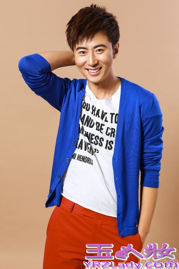 8月2日，高梓淇曝光一组时尚写真，片中高梓淇混搭风装扮，红蓝撞色搭配尽显潮男风范。电视剧《花非花雾非雾》将于8月6日在湖南卫视播出，高梓淇饰演职场型男韩力。