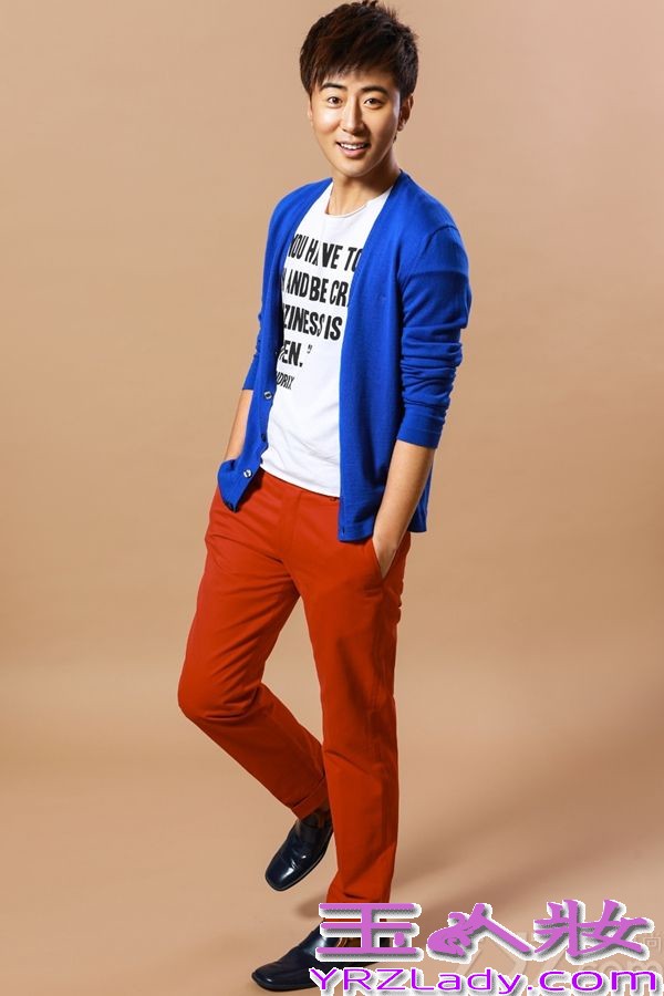 8月2日，高梓淇曝光一组时尚写真，片中高梓淇混搭风装扮，红蓝撞色搭配尽显潮男风范。电视剧《花非花雾非雾》将于8月6日在湖南卫视播出，高梓淇饰演职场型男韩力。