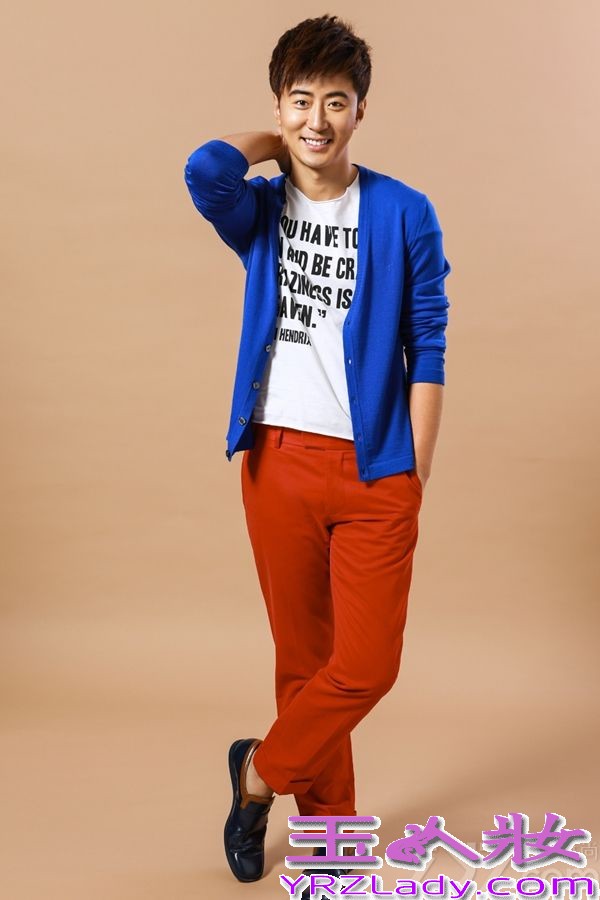 8月2日，高梓淇曝光一组时尚写真，片中高梓淇混搭风装扮，红蓝撞色搭配尽显潮男风范。电视剧《花非花雾非雾》将于8月6日在湖南卫视播出，高梓淇饰演职场型男韩力。