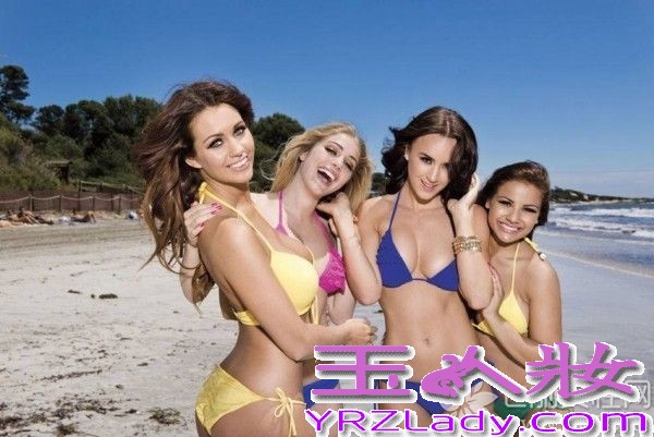 欧美90后超模艳星罗茜·琼斯、妮可·尼尔、蕾西·班哈德、霍利·皮尔斯携手拍摄《Nuts》写真大片，4名身材超级好的90后在海边大玩湿身诱惑，身穿比基尼嬉戏大秀好身材。作为最受关注的嫩模，四个姑娘在镜头下展现了自己最诱人的一面，火辣程度指数直爆表！
