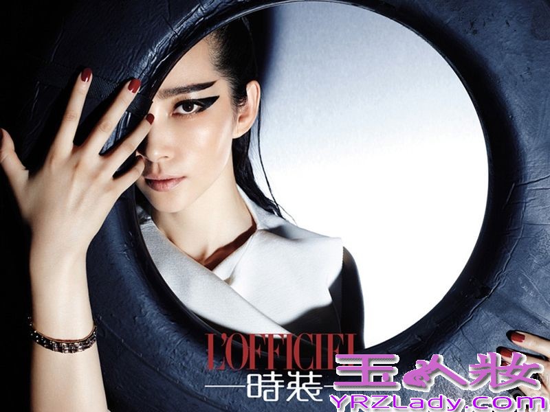 <p>李冰冰霸气登《时装L&rsquo;OFFICIEL》封面，整组造型大气、锋利，举手投足显现出李冰冰十足御姐范儿。</p>