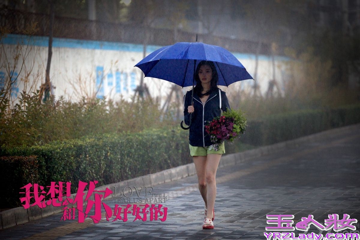 由乐视影业出品，李蔚然执导，冯绍峰、倪妮主演的都市爱情电影《我想和你好好的》（以下简称《好好的》）于近日公布了一组以雨伞为主题的剧照，通过片中的核心道具蓝色雨伞，传达了男女主人公亮亮和喵喵微妙却不失浪漫的爱情关系，白描出一幅当代都市人的爱情全景图。