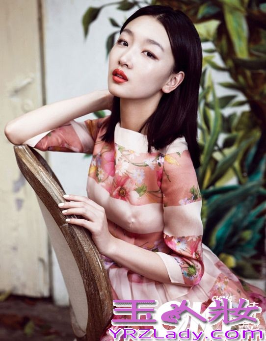 <p>周冬雨为某杂志拍摄的时尚大片曝光，她以多款缤纷彩色造型诠释夏日风情，更以鲜少尝试的红唇妆容平添了几分轻熟气质。</p>