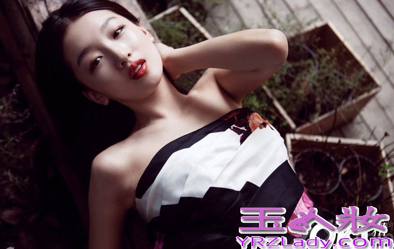 <p>周冬雨为某杂志拍摄的时尚大片曝光，她以多款缤纷彩色造型诠释夏日风情，更以鲜少尝试的红唇妆容平添了几分轻熟气质。</p>