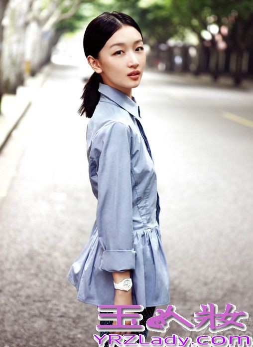 <p>周冬雨为某杂志拍摄的时尚大片曝光，她以多款缤纷彩色造型诠释夏日风情，更以鲜少尝试的红唇妆容平添了几分轻熟气质。</p>