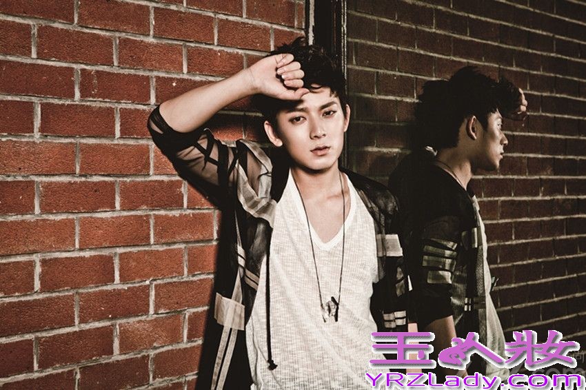 天娱传媒旗下艺人陈翔，近日受邀拍摄了《Easy》杂志的封面大片，并于26日全网曝光。照片中，陈翔徜徉在暗夜街头，身穿一袭蓝色西装，彰显十足的潮男风范，而伴随微弱灯光，身穿黑色透明纱网外套的他则展示出性感、神秘的一面。此次拍摄，陈翔突破以往的风格，选择了黑色透明的纱网外套，凸显神秘和性感，而轧染的蓝色西装，更展现他稳重绅士的一面，镜头下，陈翔微挑的眉毛和坚定的眼神，无一不让人看到他由内而外流露出的“轻熟男”气息。据悉，拍摄当天，恰是陈翔上海签售，由于拍戏满档的陈翔只能抽时间与大家面对面的分享唱片作品，所以结束了上海签售，陈翔便马不停蹄的赶往当地通告，此次拍摄作为当天最后一个通告，结束后都已经深夜两点。虽然时间已经很晚，但是镜头下陈翔的状态却丝毫没有影响，每个动作眼神都让摄影师大赞到位，敬业态度令人佩服。由于演绎经验逐渐丰富，陈翔在镜头下的表现越加游刃有余，每次的拍摄作品都给大家带来不同的视觉感受。敬请期待，陈翔在影视作品和唱片作品中带给大家带来的更多惊喜吧！青春天娱，精彩呈现！