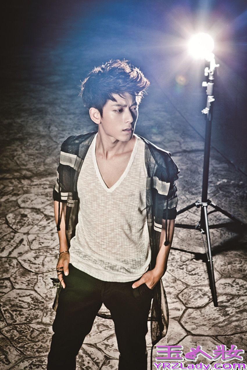 天娱传媒旗下艺人陈翔，近日受邀拍摄了《Easy》杂志的封面大片，并于26日全网曝光。照片中，陈翔徜徉在暗夜街头，身穿一袭蓝色西装，彰显十足的潮男风范，而伴随微弱灯光，身穿黑色透明纱网外套的他则展示出性感、神秘的一面。此次拍摄，陈翔突破以往的风格，选择了黑色透明的纱网外套，凸显神秘和性感，而轧染的蓝色西装，更展现他稳重绅士的一面，镜头下，陈翔微挑的眉毛和坚定的眼神，无一不让人看到他由内而外流露出的“轻熟男”气息。据悉，拍摄当天，恰是陈翔上海签售，由于拍戏满档的陈翔只能抽时间与大家面对面的分享唱片作品，所以结束了上海签售，陈翔便马不停蹄的赶往当地通告，此次拍摄作为当天最后一个通告，结束后都已经深夜两点。虽然时间已经很晚，但是镜头下陈翔的状态却丝毫没有影响，每个动作眼神都让摄影师大赞到位，敬业态度令人佩服。由于演绎经验逐渐丰富，陈翔在镜头下的表现越加游刃有余，每次的拍摄作品都给大家带来不同的视觉感受。敬请期待，陈翔在影视作品和唱片作品中带给大家带来的更多惊喜吧！青春天娱，精彩呈现！