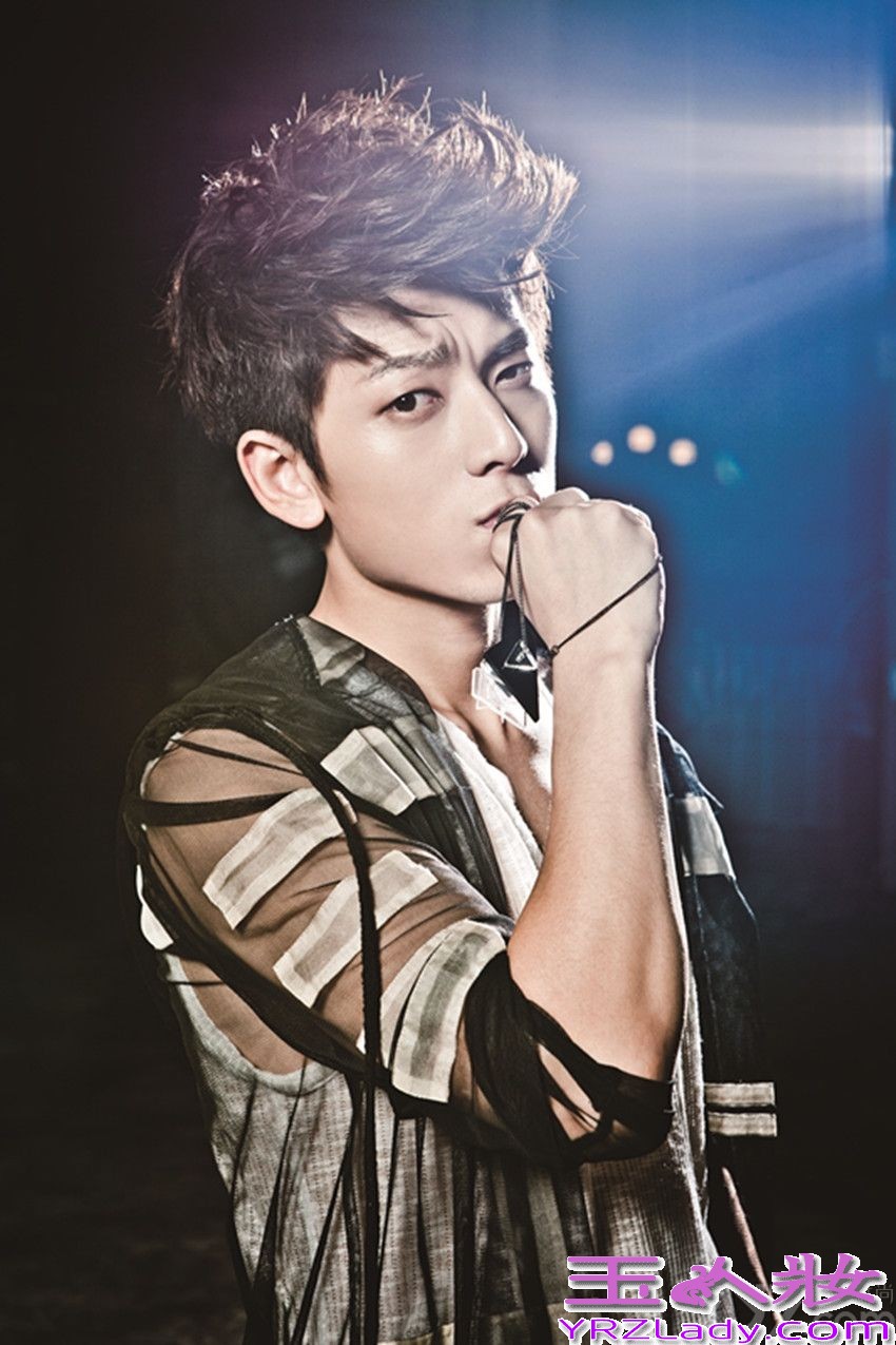 天娱传媒旗下艺人陈翔，近日受邀拍摄了《Easy》杂志的封面大片，并于26日全网曝光。照片中，陈翔徜徉在暗夜街头，身穿一袭蓝色西装，彰显十足的潮男风范，而伴随微弱灯光，身穿黑色透明纱网外套的他则展示出性感、神秘的一面。此次拍摄，陈翔突破以往的风格，选择了黑色透明的纱网外套，凸显神秘和性感，而轧染的蓝色西装，更展现他稳重绅士的一面，镜头下，陈翔微挑的眉毛和坚定的眼神，无一不让人看到他由内而外流露出的“轻熟男”气息。据悉，拍摄当天，恰是陈翔上海签售，由于拍戏满档的陈翔只能抽时间与大家面对面的分享唱片作品，所以结束了上海签售，陈翔便马不停蹄的赶往当地通告，此次拍摄作为当天最后一个通告，结束后都已经深夜两点。虽然时间已经很晚，但是镜头下陈翔的状态却丝毫没有影响，每个动作眼神都让摄影师大赞到位，敬业态度令人佩服。由于演绎经验逐渐丰富，陈翔在镜头下的表现越加游刃有余，每次的拍摄作品都给大家带来不同的视觉感受。敬请期待，陈翔在影视作品和唱片作品中带给大家带来的更多惊喜吧！青春天娱，精彩呈现！