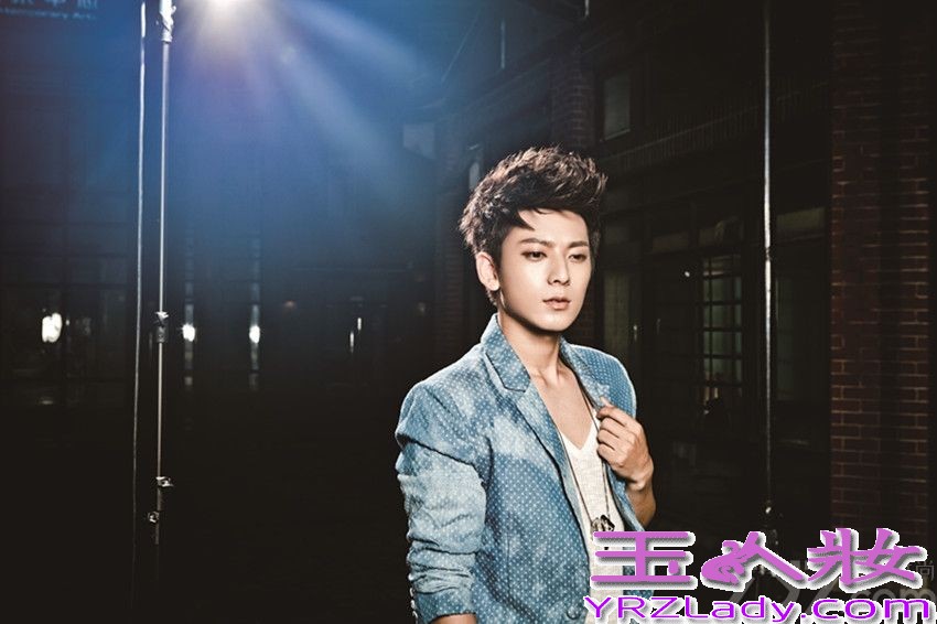 天娱传媒旗下艺人陈翔，近日受邀拍摄了《Easy》杂志的封面大片，并于26日全网曝光。照片中，陈翔徜徉在暗夜街头，身穿一袭蓝色西装，彰显十足的潮男风范，而伴随微弱灯光，身穿黑色透明纱网外套的他则展示出性感、神秘的一面。此次拍摄，陈翔突破以往的风格，选择了黑色透明的纱网外套，凸显神秘和性感，而轧染的蓝色西装，更展现他稳重绅士的一面，镜头下，陈翔微挑的眉毛和坚定的眼神，无一不让人看到他由内而外流露出的“轻熟男”气息。据悉，拍摄当天，恰是陈翔上海签售，由于拍戏满档的陈翔只能抽时间与大家面对面的分享唱片作品，所以结束了上海签售，陈翔便马不停蹄的赶往当地通告，此次拍摄作为当天最后一个通告，结束后都已经深夜两点。虽然时间已经很晚，但是镜头下陈翔的状态却丝毫没有影响，每个动作眼神都让摄影师大赞到位，敬业态度令人佩服。由于演绎经验逐渐丰富，陈翔在镜头下的表现越加游刃有余，每次的拍摄作品都给大家带来不同的视觉感受。敬请期待，陈翔在影视作品和唱片作品中带给大家带来的更多惊喜吧！青春天娱，精彩呈现！