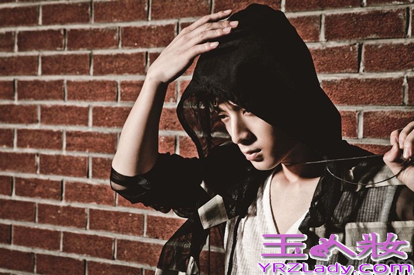 天娱传媒旗下艺人陈翔，近日受邀拍摄了《Easy》杂志的封面大片，并于26日全网曝光。照片中，陈翔徜徉在暗夜街头，身穿一袭蓝色西装，彰显十足的潮男风范，而伴随微弱灯光，身穿黑色透明纱网外套的他则展示出性感、神秘的一面。此次拍摄，陈翔突破以往的风格，选择了黑色透明的纱网外套，凸显神秘和性感，而轧染的蓝色西装，更展现他稳重绅士的一面，镜头下，陈翔微挑的眉毛和坚定的眼神，无一不让人看到他由内而外流露出的“轻熟男”气息。据悉，拍摄当天，恰是陈翔上海签售，由于拍戏满档的陈翔只能抽时间与大家面对面的分享唱片作品，所以结束了上海签售，陈翔便马不停蹄的赶往当地通告，此次拍摄作为当天最后一个通告，结束后都已经深夜两点。虽然时间已经很晚，但是镜头下陈翔的状态却丝毫没有影响，每个动作眼神都让摄影师大赞到位，敬业态度令人佩服。由于演绎经验逐渐丰富，陈翔在镜头下的表现越加游刃有余，每次的拍摄作品都给大家带来不同的视觉感受。敬请期待，陈翔在影视作品和唱片作品中带给大家带来的更多惊喜吧！青春天娱，精彩呈现！