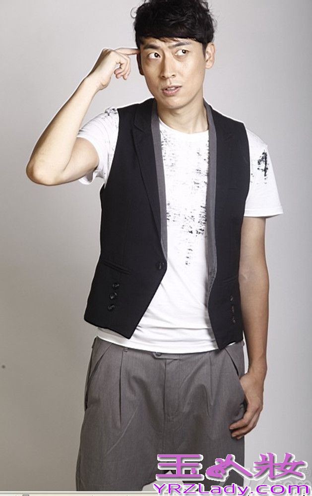 正能量爱情微电影《一次性爱上》自在吉首开拍之日起就备受人们的关注。在曲桐雨曝光一组甜美系的夏日清凉写真之后，男主角曲少石近日也曝光了一组雅痞风格的写真。曲少石身着黑色马甲搭配简约白色衬衫，在这烈火灼烧般的夏天尽显低调却不失潮流。抛开《上阵父子兵》中的“花驹”硬汉形象，如今已化身优雅绅士，坚定的眼神给人十足的安全感，而他不时的搞怪另类表情瞬间又让这个男人流露出雅痞的个性。另外对此着装非常钟爱的还有近日大婚的不老传奇林志颖，每每出场都少不了衬衫马甲的搭配，不同的是曲少石的整体造型给人一种山东大汉的霸气和洒脱，豪爽不拘小节的真性情不禁让人大爱。而剧组人员透露，此次在《一次性爱上》中，他精湛的演技，敬业的态度，超强的体能都让他的型男形象彰显无疑。片场休息间隙，成熟稳重的曲少石，还不顾疲劳的展现他幽默风趣的一面，让疲乏、沉闷的现场爆笑连连，更有工作人员称他是剧组公认的“痞子英雄”。