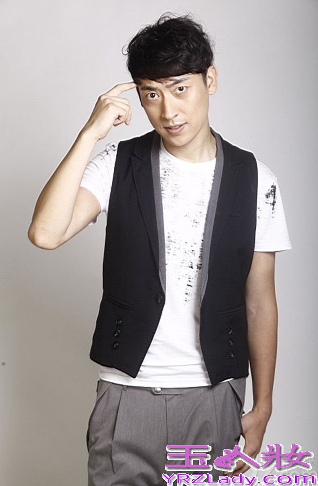 正能量爱情微电影《一次性爱上》自在吉首开拍之日起就备受人们的关注。在曲桐雨曝光一组甜美系的夏日清凉写真之后，男主角曲少石近日也曝光了一组雅痞风格的写真。曲少石身着黑色马甲搭配简约白色衬衫，在这烈火灼烧般的夏天尽显低调却不失潮流。抛开《上阵父子兵》中的“花驹”硬汉形象，如今已化身优雅绅士，坚定的眼神给人十足的安全感，而他不时的搞怪另类表情瞬间又让这个男人流露出雅痞的个性。另外对此着装非常钟爱的还有近日大婚的不老传奇林志颖，每每出场都少不了衬衫马甲的搭配，不同的是曲少石的整体造型给人一种山东大汉的霸气和洒脱，豪爽不拘小节的真性情不禁让人大爱。而剧组人员透露，此次在《一次性爱上》中，他精湛的演技，敬业的态度，超强的体能都让他的型男形象彰显无疑。片场休息间隙，成熟稳重的曲少石，还不顾疲劳的展现他幽默风趣的一面，让疲乏、沉闷的现场爆笑连连，更有工作人员称他是剧组公认的“痞子英雄”。