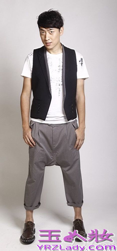 正能量爱情微电影《一次性爱上》自在吉首开拍之日起就备受人们的关注。在曲桐雨曝光一组甜美系的夏日清凉写真之后，男主角曲少石近日也曝光了一组雅痞风格的写真。曲少石身着黑色马甲搭配简约白色衬衫，在这烈火灼烧般的夏天尽显低调却不失潮流。抛开《上阵父子兵》中的“花驹”硬汉形象，如今已化身优雅绅士，坚定的眼神给人十足的安全感，而他不时的搞怪另类表情瞬间又让这个男人流露出雅痞的个性。另外对此着装非常钟爱的还有近日大婚的不老传奇林志颖，每每出场都少不了衬衫马甲的搭配，不同的是曲少石的整体造型给人一种山东大汉的霸气和洒脱，豪爽不拘小节的真性情不禁让人大爱。而剧组人员透露，此次在《一次性爱上》中，他精湛的演技，敬业的态度，超强的体能都让他的型男形象彰显无疑。片场休息间隙，成熟稳重的曲少石，还不顾疲劳的展现他幽默风趣的一面，让疲乏、沉闷的现场爆笑连连，更有工作人员称他是剧组公认的“痞子英雄”。