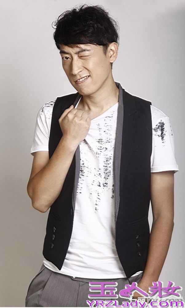 正能量爱情微电影《一次性爱上》自在吉首开拍之日起就备受人们的关注。在曲桐雨曝光一组甜美系的夏日清凉写真之后，男主角曲少石近日也曝光了一组雅痞风格的写真。曲少石身着黑色马甲搭配简约白色衬衫，在这烈火灼烧般的夏天尽显低调却不失潮流。抛开《上阵父子兵》中的“花驹”硬汉形象，如今已化身优雅绅士，坚定的眼神给人十足的安全感，而他不时的搞怪另类表情瞬间又让这个男人流露出雅痞的个性。另外对此着装非常钟爱的还有近日大婚的不老传奇林志颖，每每出场都少不了衬衫马甲的搭配，不同的是曲少石的整体造型给人一种山东大汉的霸气和洒脱，豪爽不拘小节的真性情不禁让人大爱。而剧组人员透露，此次在《一次性爱上》中，他精湛的演技，敬业的态度，超强的体能都让他的型男形象彰显无疑。片场休息间隙，成熟稳重的曲少石，还不顾疲劳的展现他幽默风趣的一面，让疲乏、沉闷的现场爆笑连连，更有工作人员称他是剧组公认的“痞子英雄”。