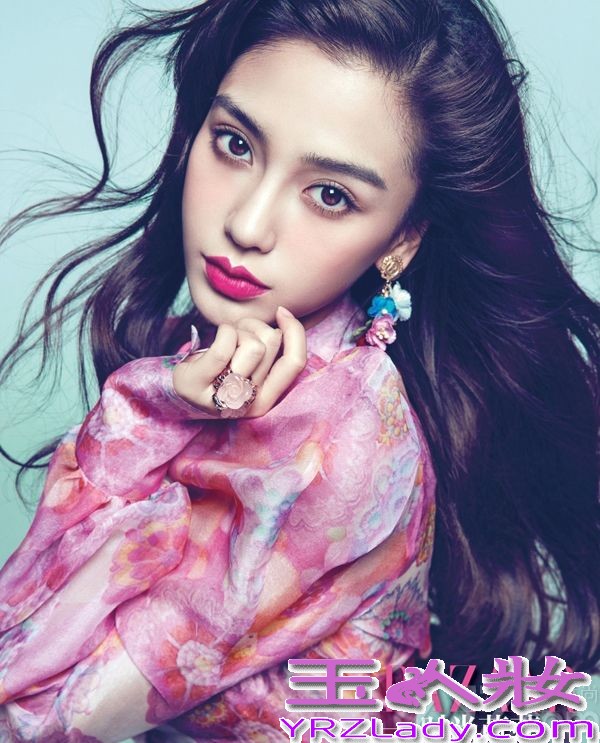 Angelababy，中文名杨颖，出生于上海，13岁时移居香港，有1/4德国血统，著名影星、模特，“新四小花旦”之一。参加周杰伦《世界巡回演唱会香港站》担任其中一位舞蹈员。杨颖以其时尚靓丽的外形、活泼可爱的性格深受观众喜爱，有“宅男女神”、“潮流教主”之称，日本传媒更是封她为「香港女神」。
