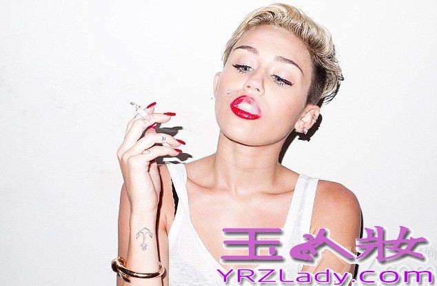 短发性感女神麦莉·赛勒斯（Miley Cyrus）全新大尺度写真图片，由美国当代知名摄影师泰利·理查森（Terry Richardson）拍摄。Terry Richardson是当今世界非常惹争议的时尚摄影师，他的作品充满了对欲望的挑战，喜欢玩极限。麦莉·赛勒斯（Miley Cyrus）全新写真图片中，大尺度玩抓胯动作、口吐烟圈扮演叛逆青年，各种凹造型扮鬼脸挑战她的极限！