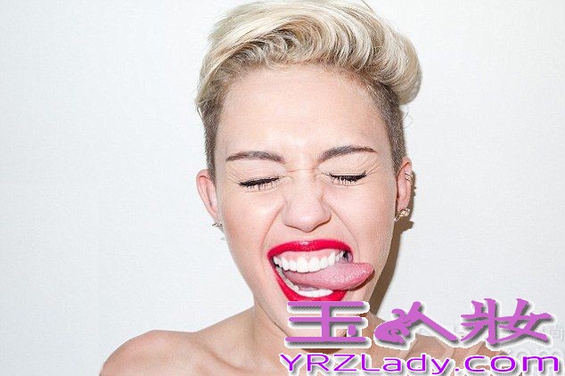 短发性感女神麦莉·赛勒斯（Miley Cyrus）全新大尺度写真图片，由美国当代知名摄影师泰利·理查森（Terry Richardson）拍摄。Terry Richardson是当今世界非常惹争议的时尚摄影师，他的作品充满了对欲望的挑战，喜欢玩极限。麦莉·赛勒斯（Miley Cyrus）全新写真图片中，大尺度玩抓胯动作、口吐烟圈扮演叛逆青年，各种凹造型扮鬼脸挑战她的极限！