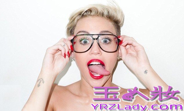 短发性感女神麦莉·赛勒斯（Miley Cyrus）全新大尺度写真图片，由美国当代知名摄影师泰利·理查森（Terry Richardson）拍摄。Terry Richardson是当今世界非常惹争议的时尚摄影师，他的作品充满了对欲望的挑战，喜欢玩极限。麦莉·赛勒斯（Miley Cyrus）全新写真图片中，大尺度玩抓胯动作、口吐烟圈扮演叛逆青年，各种凹造型扮鬼脸挑战她的极限！