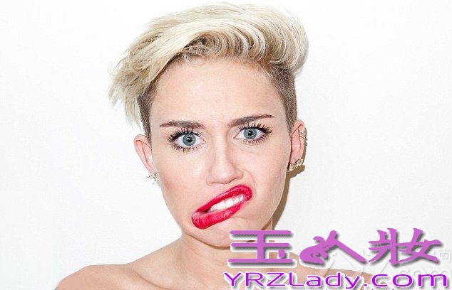 短发性感女神麦莉·赛勒斯（Miley Cyrus）全新大尺度写真图片，由美国当代知名摄影师泰利·理查森（Terry Richardson）拍摄。Terry Richardson是当今世界非常惹争议的时尚摄影师，他的作品充满了对欲望的挑战，喜欢玩极限。麦莉·赛勒斯（Miley Cyrus）全新写真图片中，大尺度玩抓胯动作、口吐烟圈扮演叛逆青年，各种凹造型扮鬼脸挑战她的极限！