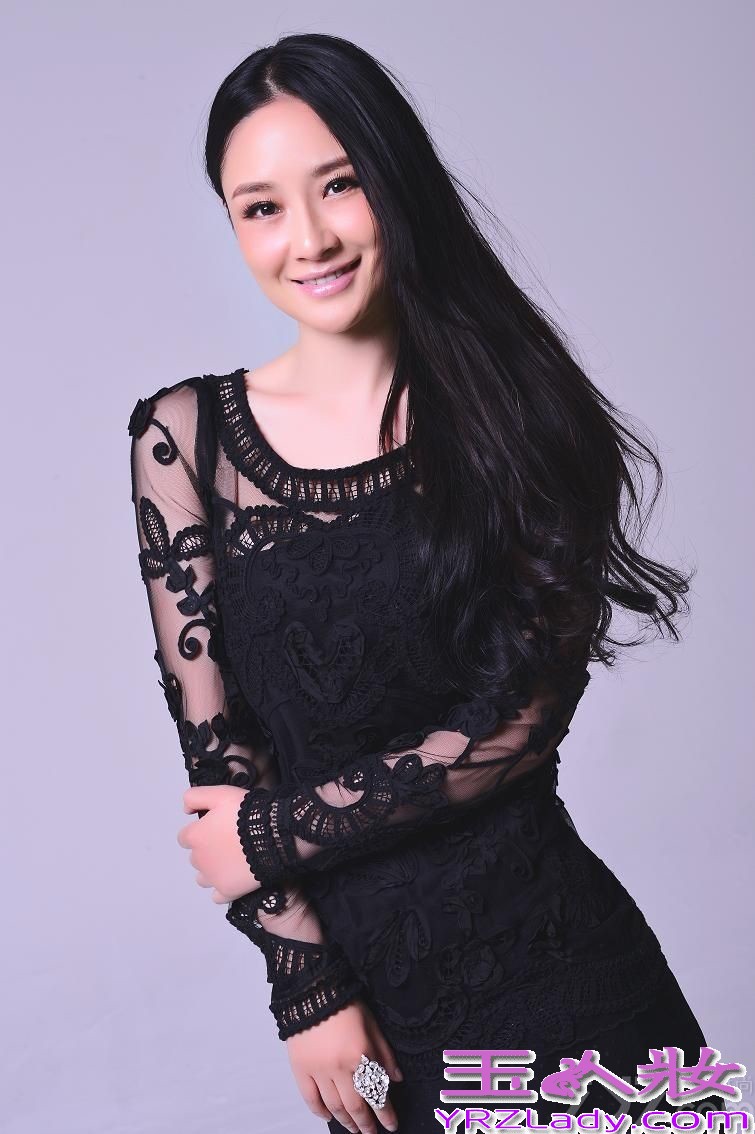 日前，孙宁为某时尚杂志拍摄的时尚大片曝光。身着各类时尚服饰的孙宁，大秀窈窕身材，且一如既往秀出精致妆容，女王霸气优雅与魅惑动人的风情展露无疑。写真中，孙宁淋漓展现性感撩人的魅惑眼神、雍容华贵的迷人姿态，强大的女王气场成功演绎了潮流时尚风范。孙宁或身着简约黑色荷叶边套裙，搭配厚重金属项链和金属色亮片手包，一手托腮显小女人温柔；或身穿黑色蕾丝长裙，黑色秀发倾泻而下，双手叉腰尽显大女人气势；或一袭大红长裙尽显女性妩媚，时而霸气、时而细腻、时而婉转、时而诱惑，完美地将高贵、霸气、优雅的女性形象展露无疑。