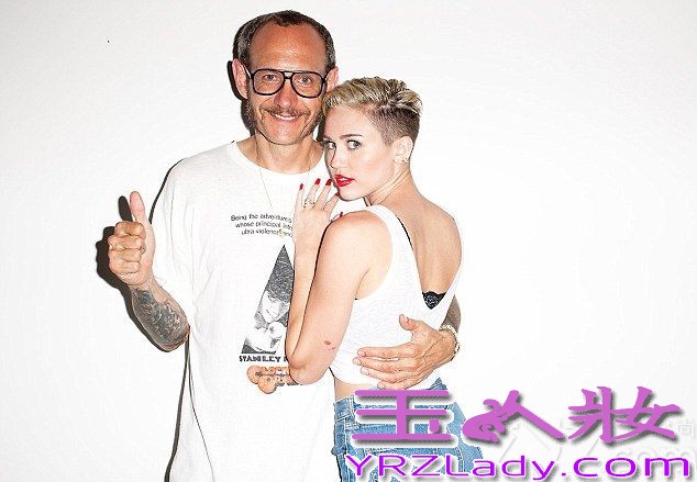 短发性感女神麦莉·赛勒斯（Miley Cyrus）全新大尺度写真图片，由美国当代知名摄影师泰利·理查森（Terry Richardson）拍摄。Terry Richardson是当今世界非常惹争议的时尚摄影师，他的作品充满了对欲望的挑战，喜欢玩极限。麦莉·赛勒斯（Miley Cyrus）全新写真图片中，大尺度玩抓胯动作、口吐烟圈扮演叛逆青年，各种凹造型扮鬼脸挑战她的极限！