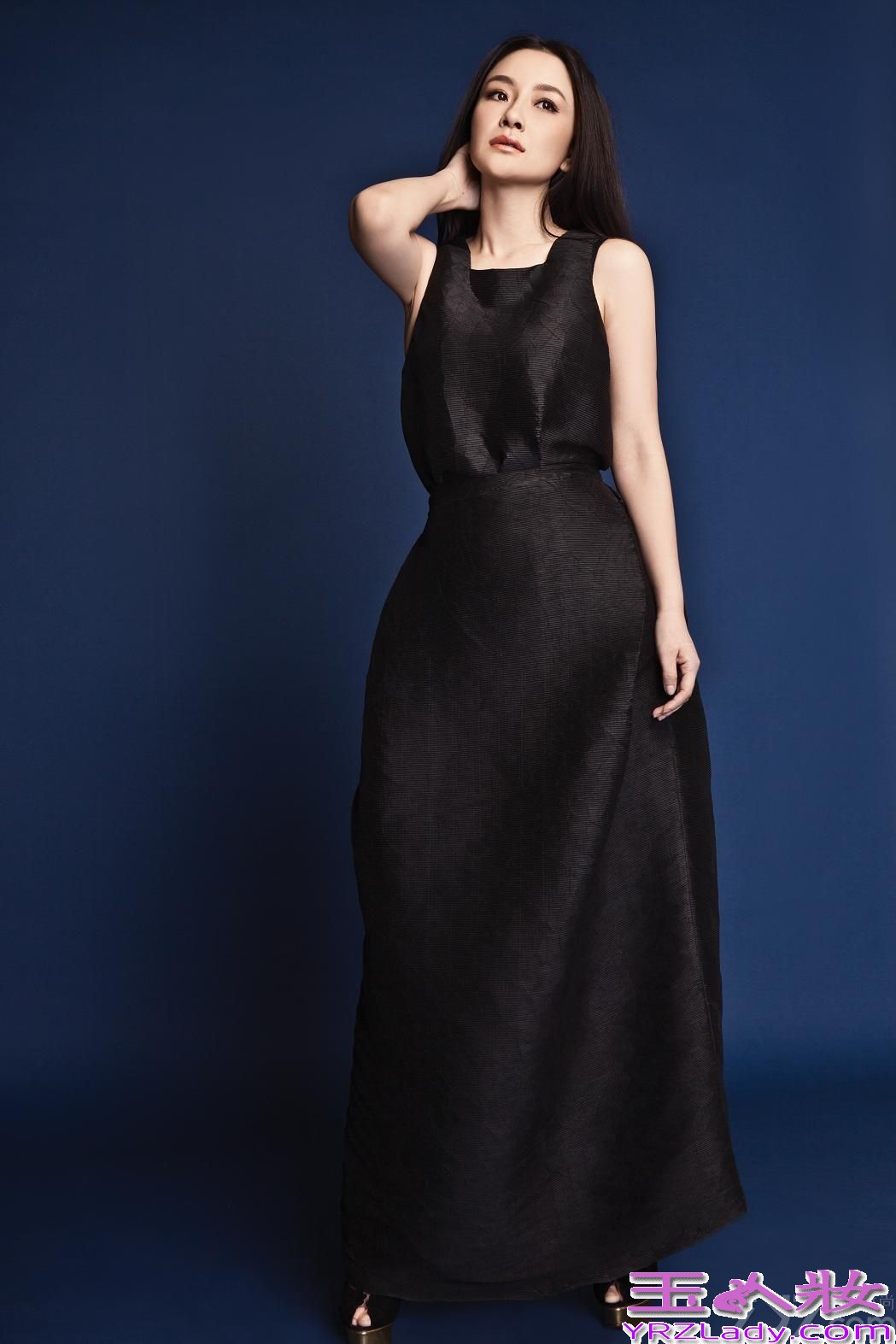 日前，孙宁为某时尚杂志拍摄的时尚大片曝光。身着各类时尚服饰的孙宁，大秀窈窕身材，且一如既往秀出精致妆容，女王霸气优雅与魅惑动人的风情展露无疑。写真中，孙宁淋漓展现性感撩人的魅惑眼神、雍容华贵的迷人姿态，强大的女王气场成功演绎了潮流时尚风范。孙宁或身着简约黑色荷叶边套裙，搭配厚重金属项链和金属色亮片手包，一手托腮显小女人温柔；或身穿黑色蕾丝长裙，黑色秀发倾泻而下，双手叉腰尽显大女人气势；或一袭大红长裙尽显女性妩媚，时而霸气、时而细腻、时而婉转、时而诱惑，完美地将高贵、霸气、优雅的女性形象展露无疑。