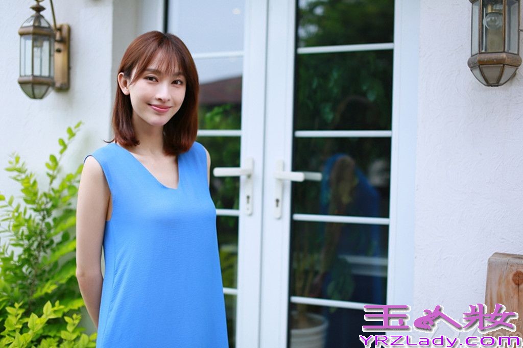 日前，时尚女星张俪曝光了一组夏日蓝色清凉写真。写真中张俪身着蓝色简约长裙，清新自然为炎炎的夏日带来了一丝清凉。镜头前张俪或随性自然、或俏皮可爱或恬静清新呈现出了多面的魅力。张俪近来因在央视重磅推荐的时代侦探大戏《新神探联盟》中出演美女法医“胡雪莉”一角而备受关注，相信随着该剧的热播该角色会成为张俪继成功塑造 “米琪”“丁香”之后的又一经典荧幕形象。