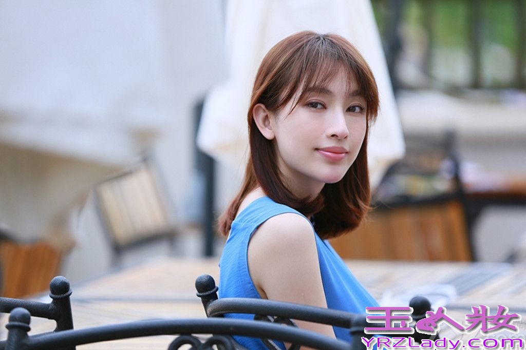 日前，时尚女星张俪曝光了一组夏日蓝色清凉写真。写真中张俪身着蓝色简约长裙，清新自然为炎炎的夏日带来了一丝清凉。镜头前张俪或随性自然、或俏皮可爱或恬静清新呈现出了多面的魅力。张俪近来因在央视重磅推荐的时代侦探大戏《新神探联盟》中出演美女法医“胡雪莉”一角而备受关注，相信随着该剧的热播该角色会成为张俪继成功塑造 “米琪”“丁香”之后的又一经典荧幕形象。