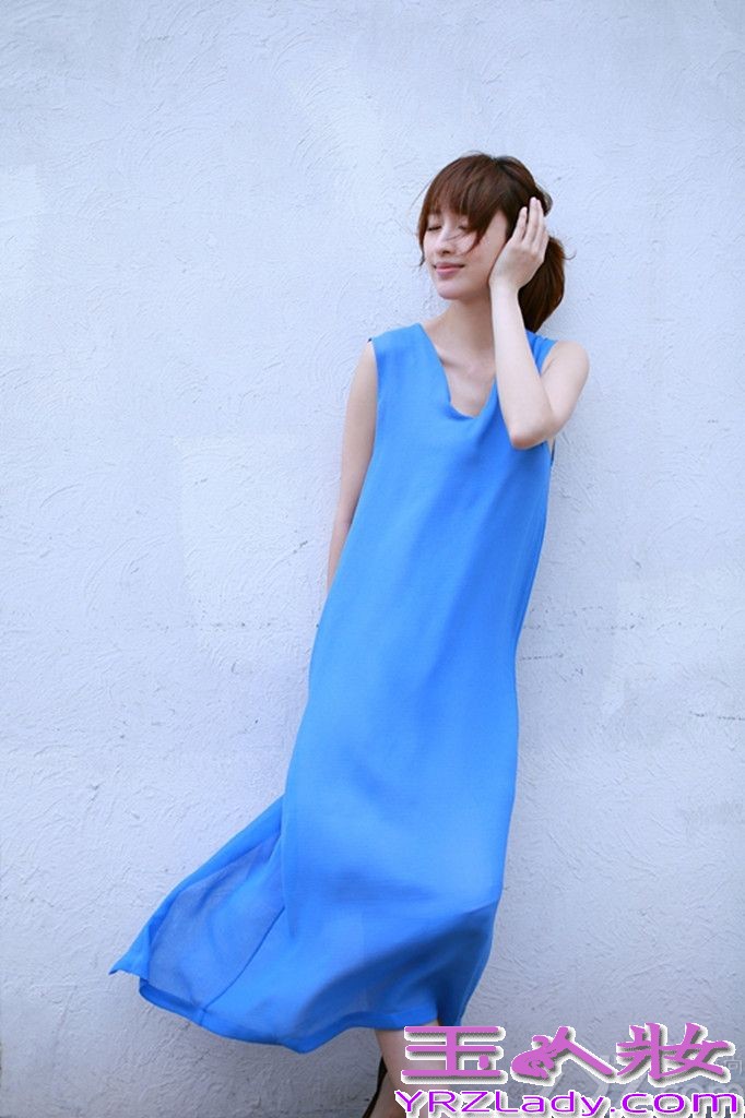 日前，时尚女星张俪曝光了一组夏日蓝色清凉写真。写真中张俪身着蓝色简约长裙，清新自然为炎炎的夏日带来了一丝清凉。镜头前张俪或随性自然、或俏皮可爱或恬静清新呈现出了多面的魅力。张俪近来因在央视重磅推荐的时代侦探大戏《新神探联盟》中出演美女法医“胡雪莉”一角而备受关注，相信随着该剧的热播该角色会成为张俪继成功塑造 “米琪”“丁香”之后的又一经典荧幕形象。