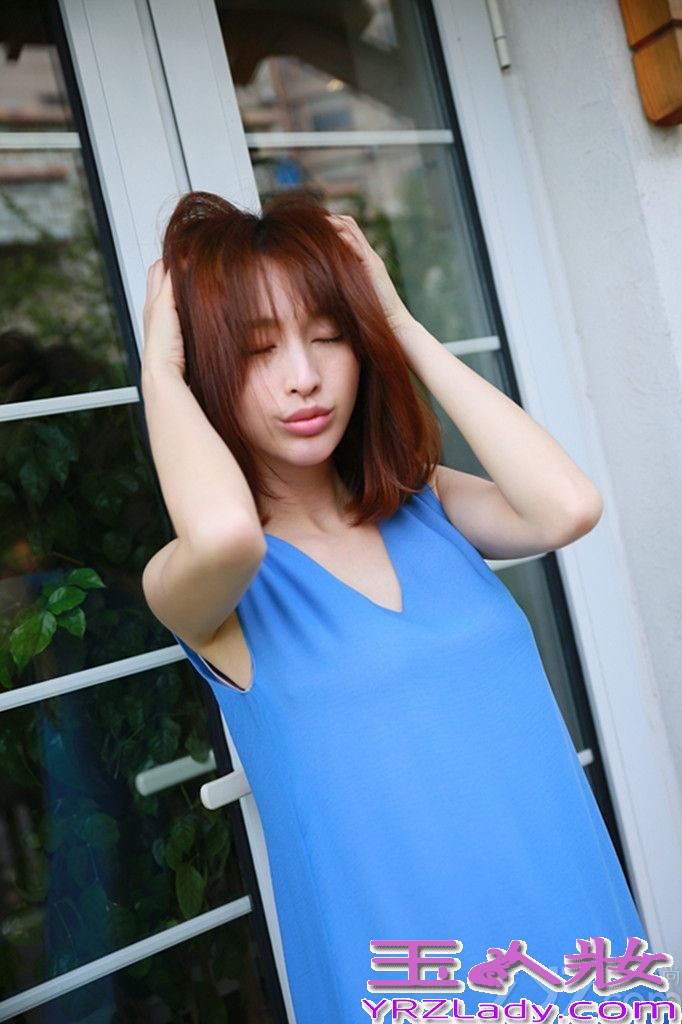 日前，时尚女星张俪曝光了一组夏日蓝色清凉写真。写真中张俪身着蓝色简约长裙，清新自然为炎炎的夏日带来了一丝清凉。镜头前张俪或随性自然、或俏皮可爱或恬静清新呈现出了多面的魅力。张俪近来因在央视重磅推荐的时代侦探大戏《新神探联盟》中出演美女法医“胡雪莉”一角而备受关注，相信随着该剧的热播该角色会成为张俪继成功塑造 “米琪”“丁香”之后的又一经典荧幕形象。